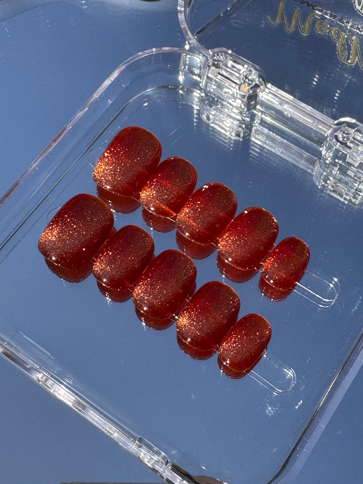 Maple Glaze magnetic cat eye press on nails in sunlight