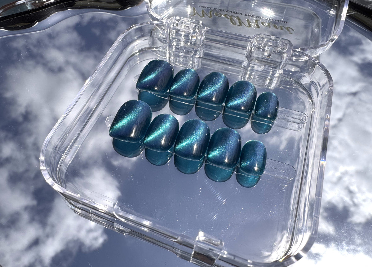 Emerald Frost magnetic cat eye press on nails in sunlight